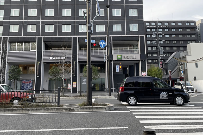 八条通の横断歩道を渡って、室町通りを南に進みます