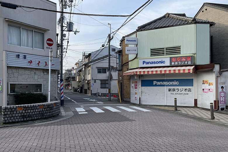 電器店のある交差点をさらに南へ進みます