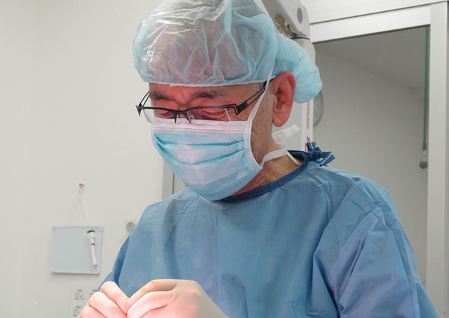 誰かが喉頭けいれんを患っている場合はどうすればよいですか?